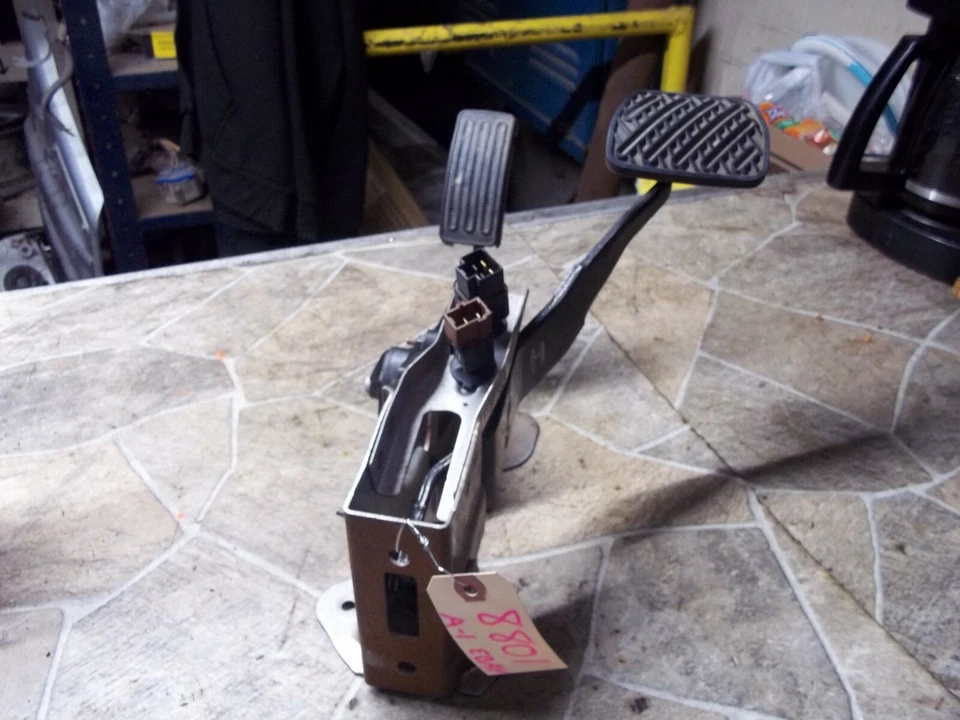 Se adapta a Nissan Sentra 2007-2012 pedal de gasolina y freno con sensores y soporte OEM Foto 1 de 4