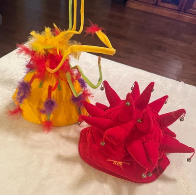 Lote de 2 Sombreros Locos Cirque du Soleil Bufón Campanas Amarillo Rojo Recuerdo Mardi Gras Foto 1 de 4