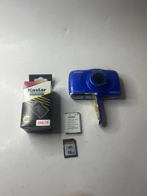 Nikon COOLPIX S33 13.2MP Waterproof Digital Camera Blue W Charger 16 GB SD Card - Image 1 of 4