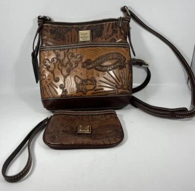Bolsa tiracolo Disney Dooney & Bourke esboço couro marrom letra + pulseira - Imagem 1 de 4