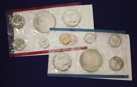 1976 UNCIRCULATED Genuine U.S. MINT SETS ISSUED BY U.S. MINT [AS PICTURED] Cover