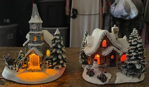 Thomas Kinkade Sweetheart Cottage III & Sunday Evening Schlittenfahrt beleuchtete Deko - Bild 1 von 14