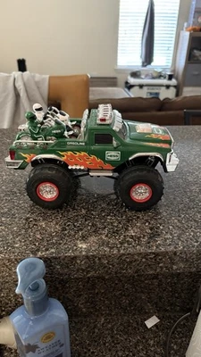 Lote de camiones de juguete Hess - Estado usado, algunos amarillentos - ¡Gran oferta! Foto 1 de 4