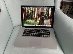 Apple MacBook Pro 15Zoll Intel Core i7 2,3 GHz 4GB RAM, 240GB SSD, MacOS Sequoia - Bild 1 von 12