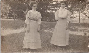 DATIERT 1908 RPPC OUTDOOR POSTKARTE VON ZWEI SCHWESTERN - Bild 1 von 2