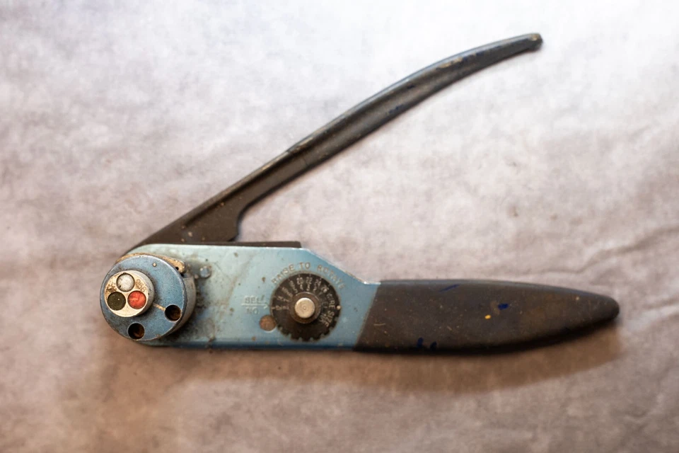 Crimpadora con torreta DMC M22520101 - azul/negro Foto 1 de 1