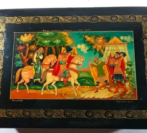 Mittlere rechteckige russische Lackbox 4 1/2 Zoll x 23 1/2 Zoll x 1 1/2 HOFSZENE mit 4 Erwachsenen - Bild 1 von 8