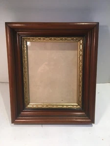 ANTICA CORNICE ARTISTICA VITTORIANA LEGNO NOCE INTAGLIATO CON INSERTO VETRO ORO - Foto 1 di 6