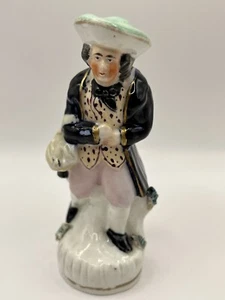 Figura antigua de hombre de Staffordshire temprana con conejo en cesta - Imagen 1 de 6