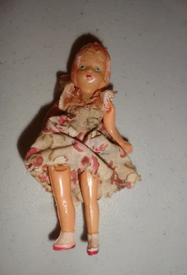 Boneca vintage miniatura 3 1/2" com cordas de celulóide - Japão - Imagem 1 de 4