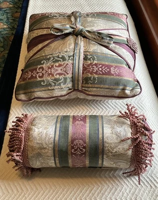 Dos (2) almohadas decorativas Croscill Dover Manor Townhouse cuello cuadrado rollo Foto 1 de 4