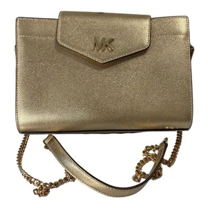 NUEVO CON ETIQUETAS Michael Kors Grande Cuero Dorado Pálido Bandolera Bolso sin asas Metálico - Imagen 1 de 7