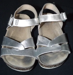 ZARA BABY UK 41/2 ?  EU 21 NIÑAS IMITACIÓN CUERO PLATA SANDALIAS PUNTA ABIERTA TACÓN CORREA - Imagen 1 de 6
