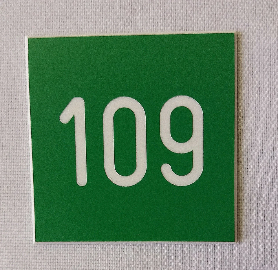 PVC Schilder Zahlenschilder Ziffernschilder 40 x 40mm hellgrün / weiß m. Gravur