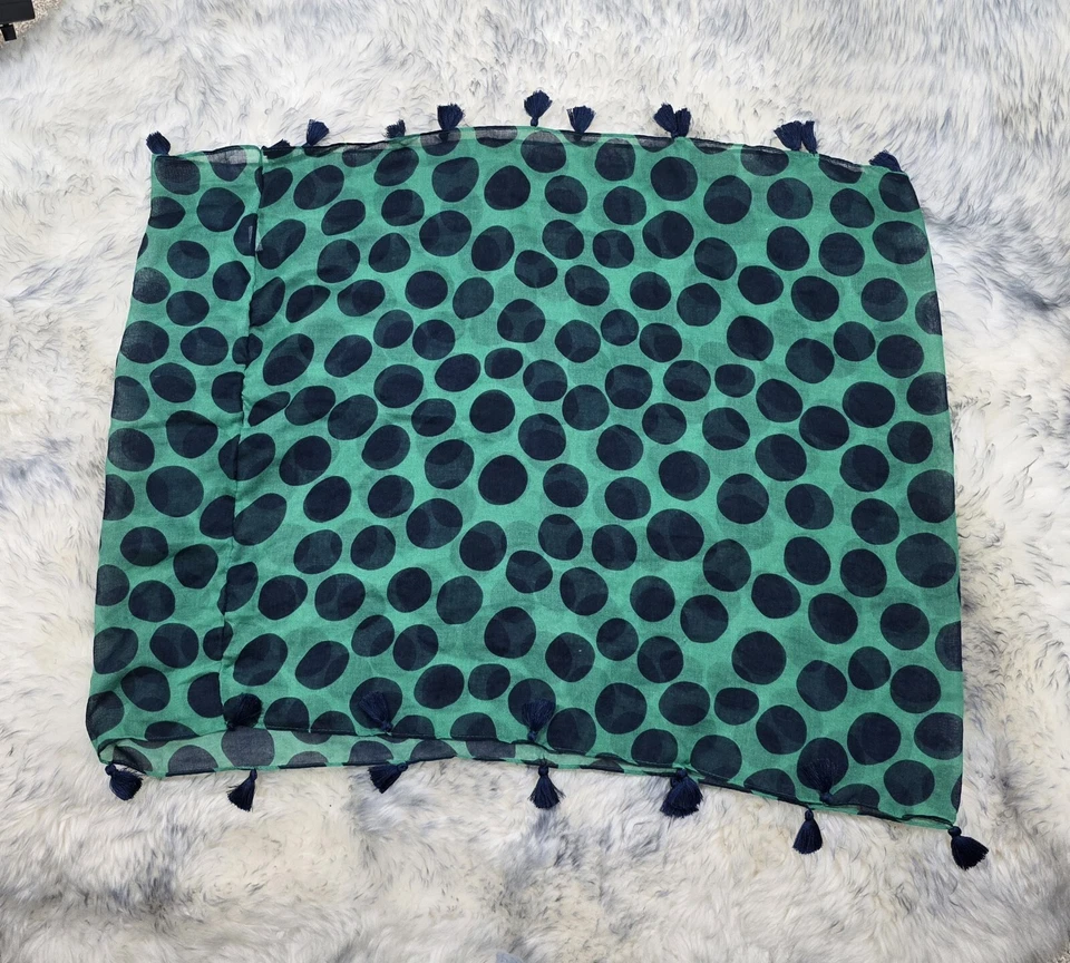 NUEVO SIN ETIQUETAS ANTHROPOLOGIE INFINITI BUFANDA CHAL VERDE/AZUL MARINO ESTAMPADO DE LUNARES CON BORLAS Foto 1 de 3