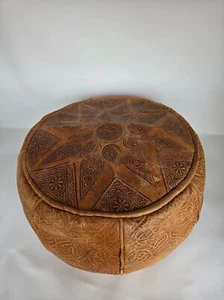 Puf de cuero marroquí otomano tocado a mano marrón tostado redondo reposapiés boho - Imagen 1 de 8