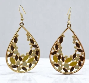 Pendientes colgantes con motivo de hoja de lágrima tono dorado tonos tierra - Imagen 1 de 6