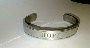 Massives Zinn Hoffnung graviert Manschette Wickel Bewusstsein Armband Relais Krebs anpassen NEU - Bild 1 von 3