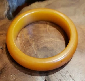 Vintage Jewelry Carved Bakelite Bangle Yellow Orange Amber BRACELET - Picture 1 of 2