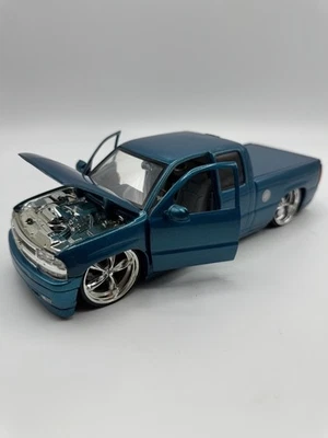 Jada Dub City 2002 Chevrolet Silverado Azul Verde 1:24 #50800-9 - COR RARA - Imagem 1 de 4