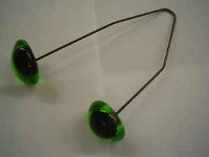 2 x PAIRS 13-14 mm GREEN GLASS TEDDY /ANIMAL EYES ON WIRES - Picture 1 of 1