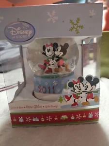 Vintage 2011 DISNEY STORE SNOW GLOBE MICKEY And MINNIE MOUSE NIB - Picture 1 of 6