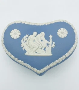 Vintage Wedgwood Light Blue Jasperware Trinket Jewelry Heart Shaped Box - Imagen 1 de 4