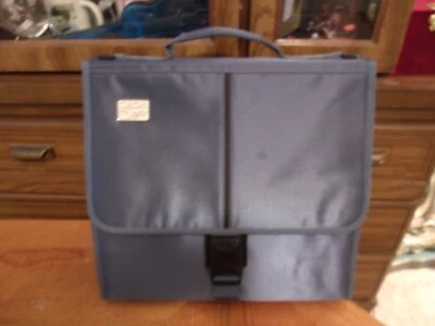 Maletín portafolio "crop-in-style" de segunda mano, almacenamiento de álbum de recortes con asa Foto 1 de 4