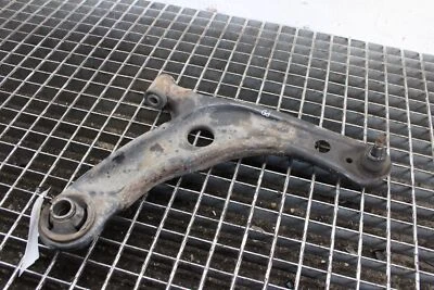 Brazo delantero derecho Toyota Yaris P13 híbrido 1,5 2015 Foto 1 de 4