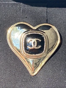 CHANEL 2021K GOLDEN TONE HEART METAL BROOCH WITH CC LOGO BLACK ENAMEL INLAY - Picture 1 of 23