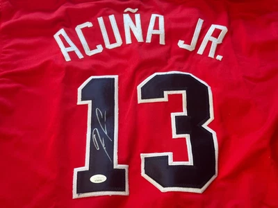 Camiseta roja autografiada por Ronald Acuña JR Foto 1 de 4