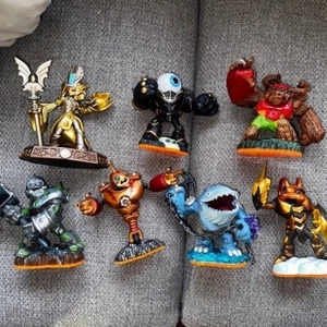 24 Skylanders Figuren. Nur Konvolut - Bild 1 von 5
