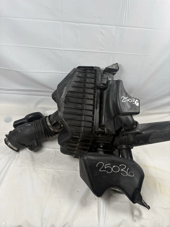 2012-2017 Buick ENCLAVE Air Cleaner Intake Box Assembly - Image 1 of 4