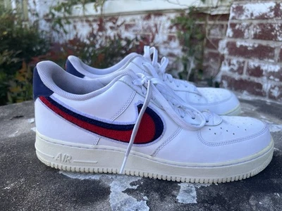 Nike Air Force 1 '07 LV8 "Chenille Swoosh" Rojo Blanco Azul 823511-106 Hombres 11.5 EE. UU. Foto 1 de 4