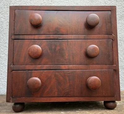 Antiguo Imperio Caoba Miniatura 3 Cajones Cómoda Pies de Bola Bollo Perillas 9x9x6" Foto 1 de 4