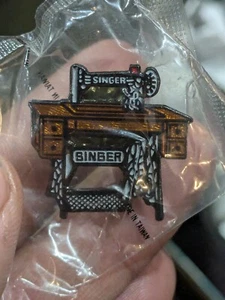 SINGER SEWING MACHINE PIN Enamel Lapel badge brooch pinback novelty gift 1980's - Picture 1 of 4