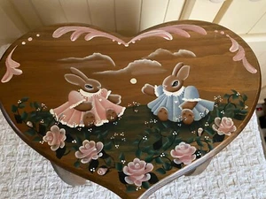 VTG Wooden Hand Painted Bunny Rabbit Small Heart Shaped Stool Stand Cottagecore - Picture 1 of 14