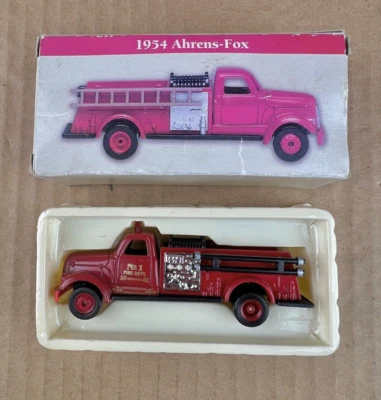 1954 Ahrens-Fox высокоскоростной литой пожарный автомобиль 1/64 автомобиля 1999 читателей дайджест - Изображение 1 из 3