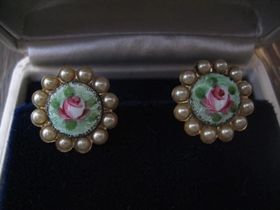 bezaubernde Jugendstil Ohrringe Ohrschrauben Rose Rosen Emaille Faux Perlen gold - Bild 1 von 3