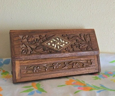 Caja de lápices de madera vintage con incrustación de celuloide flores talladas Foto 1 de 4