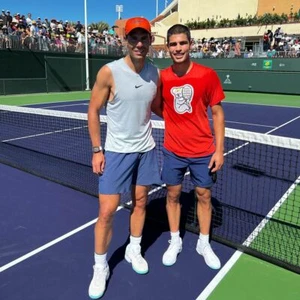 Nike Men's Dri-Fit  Tennis top Hyperlocal Melbourne Koala Red DD8388-634 - Picture 1 of 9