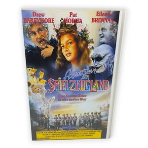 Abenteuer im Spielzeugland VHS Fantasy Reise Drew Barrymore Pat Morita Brennan - Bild 1 von 4