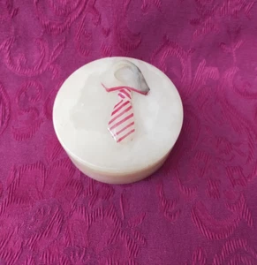 Bombonnière, boîte à bijoux en albatre à décor de cravate XX siècle - Imagen 1 de 5