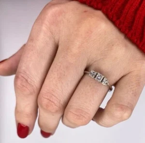 ANELLO TRILOGY ORO BIANCO 18 kt. CON DIAMANTI NATURALI TAGLIO PRINCESS - Foto 1 di 5