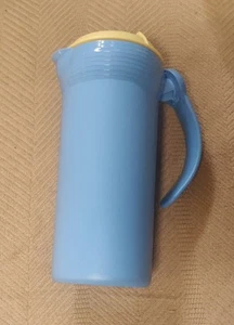 Tupperware blue and yellow Twist n Pour pitcher 1.1L 3412A-2 - Picture 1 of 4