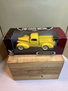 Road Signature 1937 Studebaker Coupe Express Pick Up Truck 1:18 Scale Die Cast