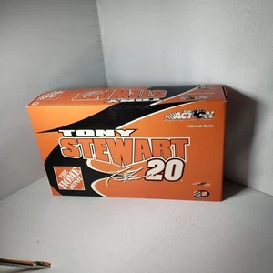 Trasportatore pressofuso Tony Stewart #20 Home Depot scala 1:64 - Nuovo con scatola - Foto 1 di 3