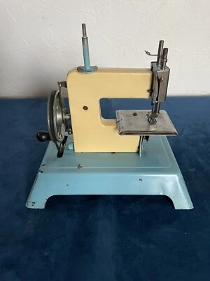 Ancienne machine à coudre jouet d’enfants  - Photo 1/4