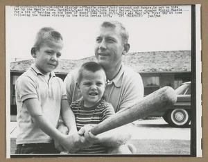 Original 1961 Mickey Mantle with His 2 Sons UPI 7x8 Telephoto • Press Photo - Picture 1 of 2