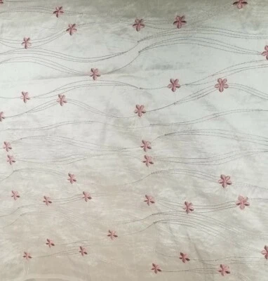 Traje Shantung de seda marfil bordado con flores malvas profundas y tallos tonales Foto 1 de 3